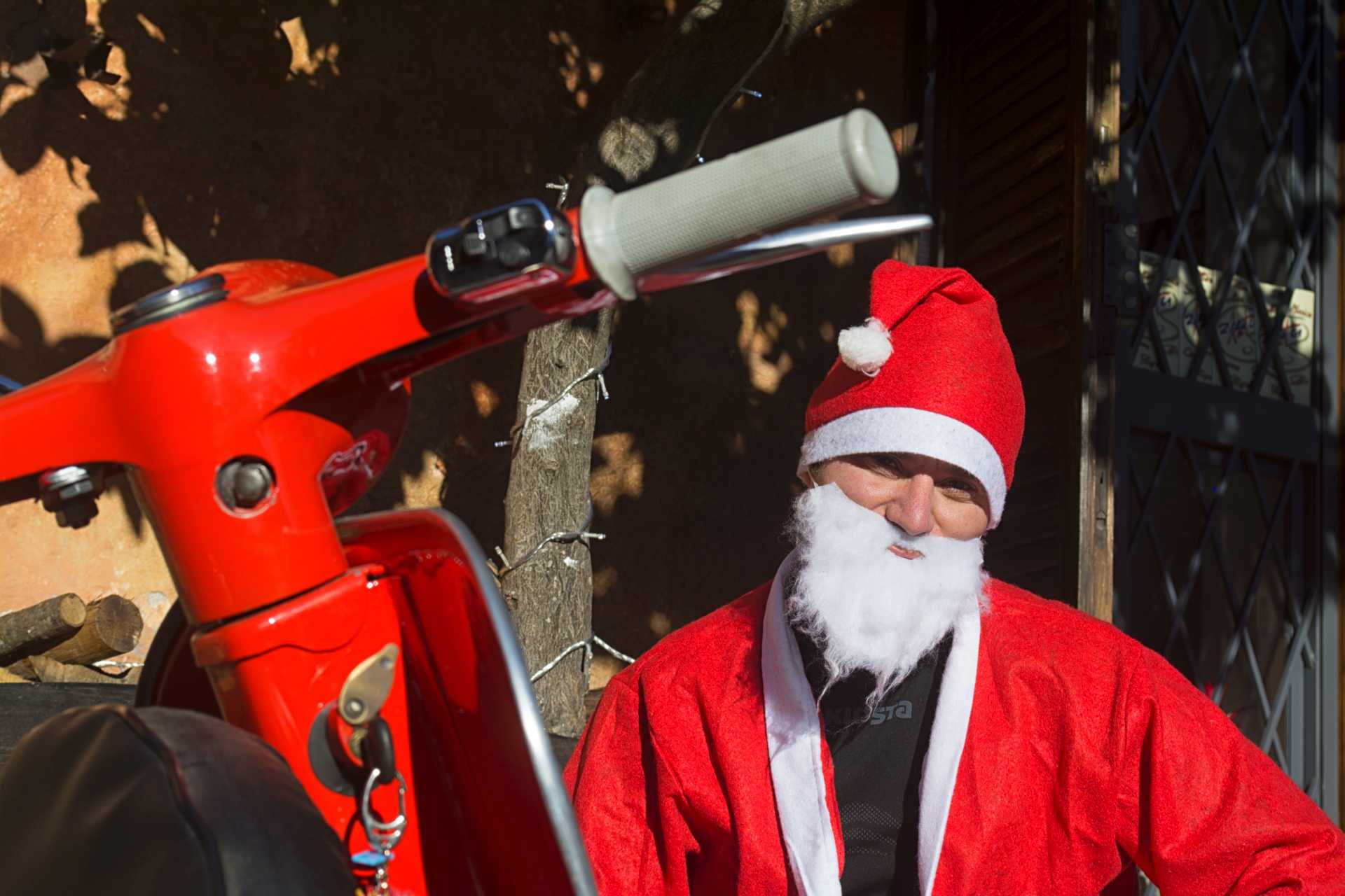 Auguri da Babbo Natale in Vespa nel Borgo di Ostia Antica